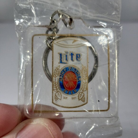 Vintage Miller Lite‎ Beer "A Fine Pilsner Beer" Keyring Keychain - Picture 1 of 4